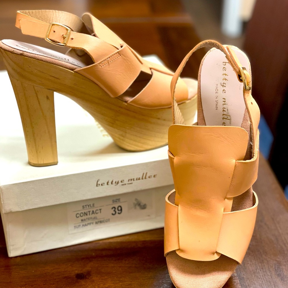 Like NEW Bettye Muller Contact platform heel sandals